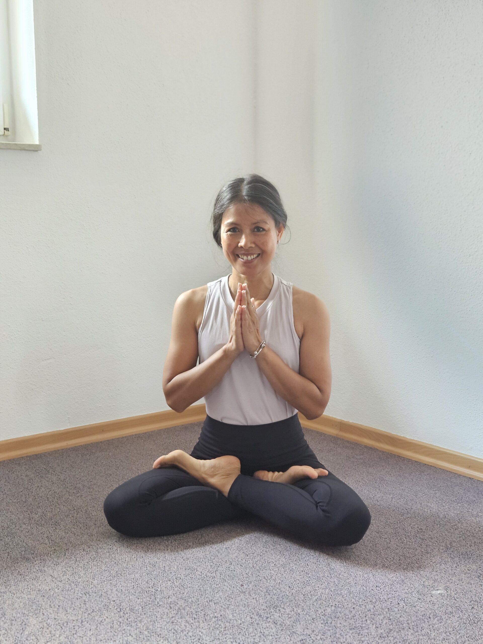 Wisa sitzt mit Namaste